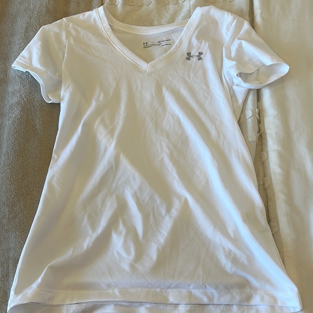 Women’s white V-neck under armor shirt.